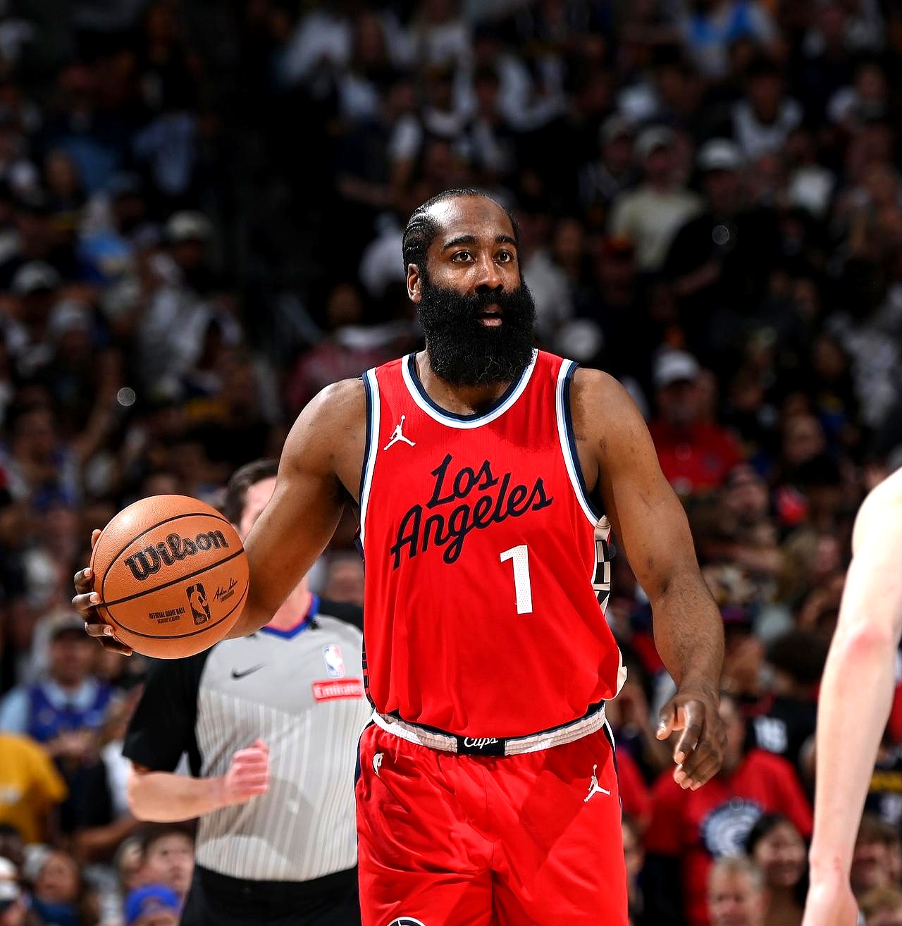 哈登爆冷击败巴塞罗那，出色防守引爆全场！的简单介绍